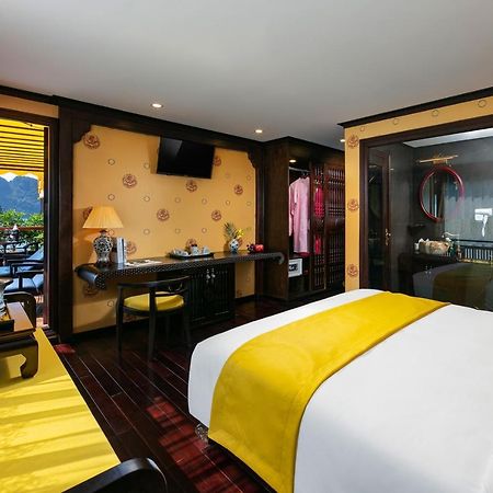 Nostalgia Halong Cruise Hotel Ха Лонг Екстериор снимка