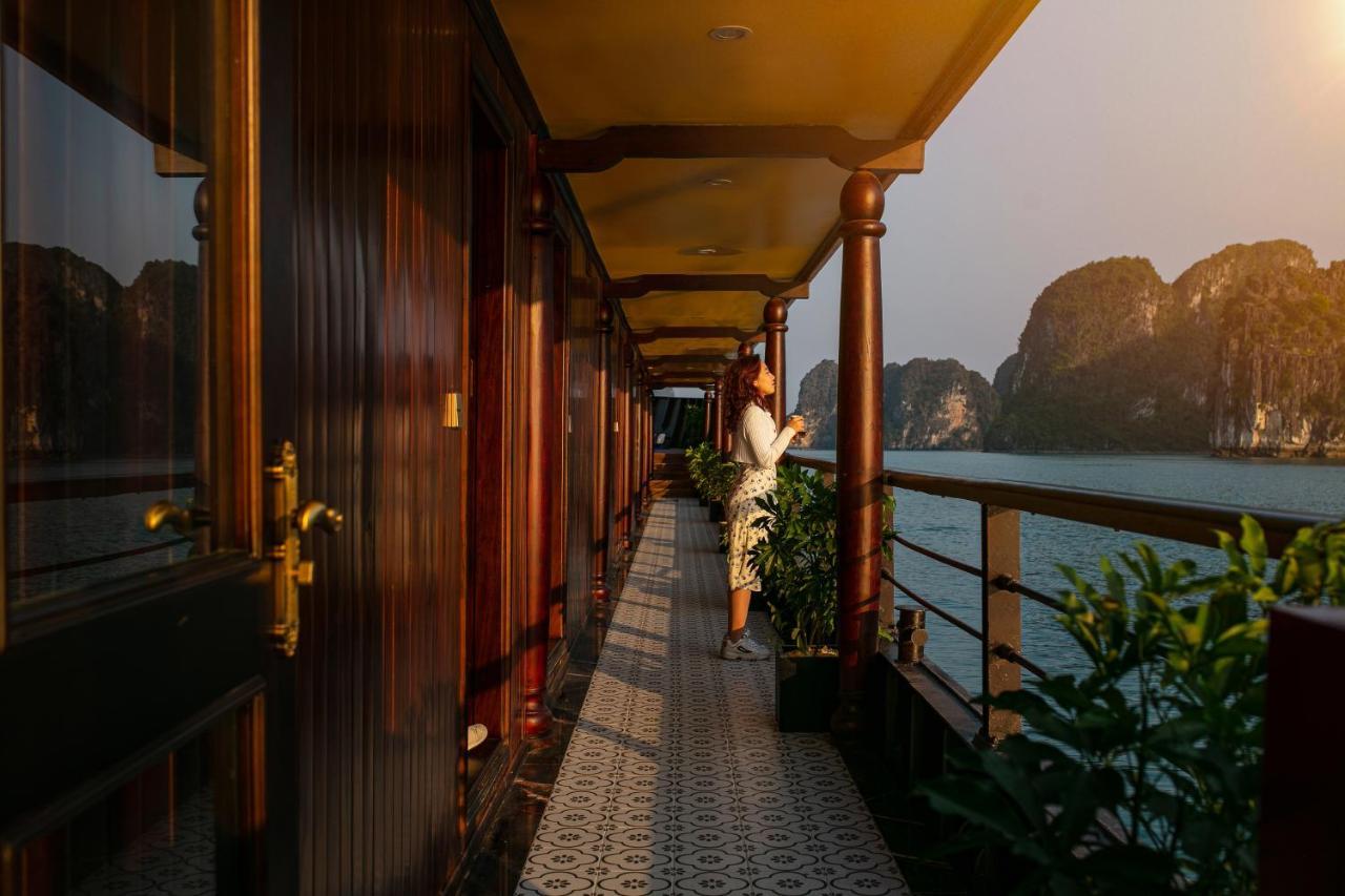 Nostalgia Halong Cruise Hotel Ха Лонг Екстериор снимка