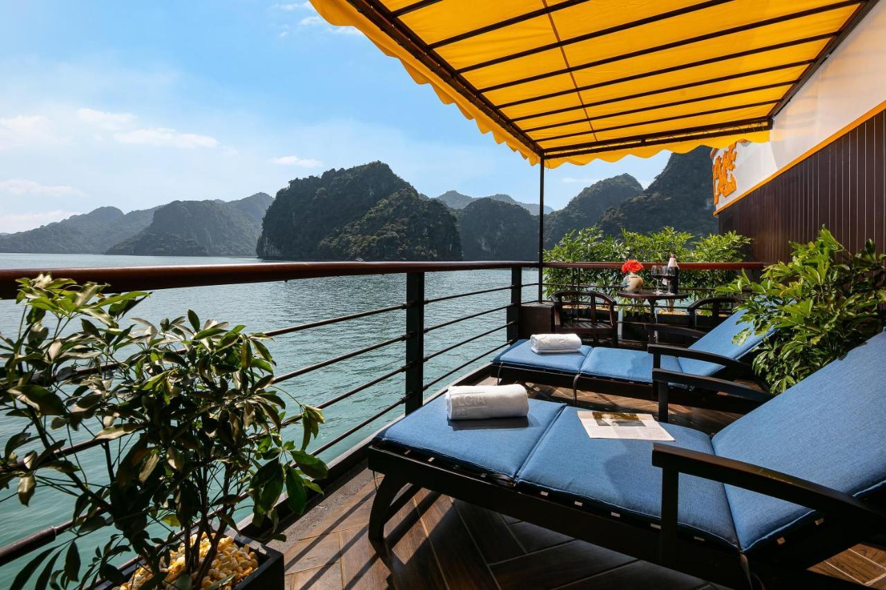 Nostalgia Halong Cruise Hotel Ха Лонг Екстериор снимка