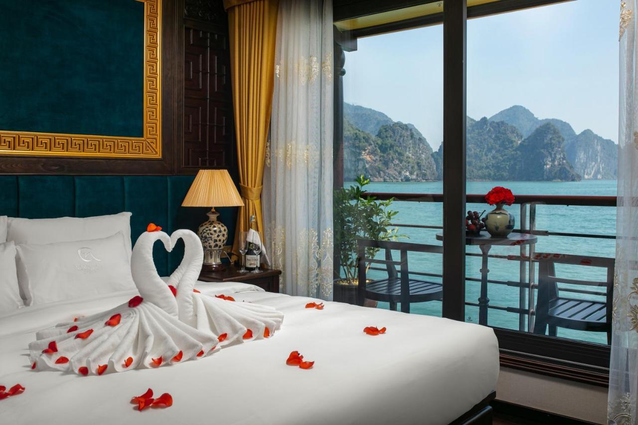Nostalgia Halong Cruise Hotel Ха Лонг Екстериор снимка