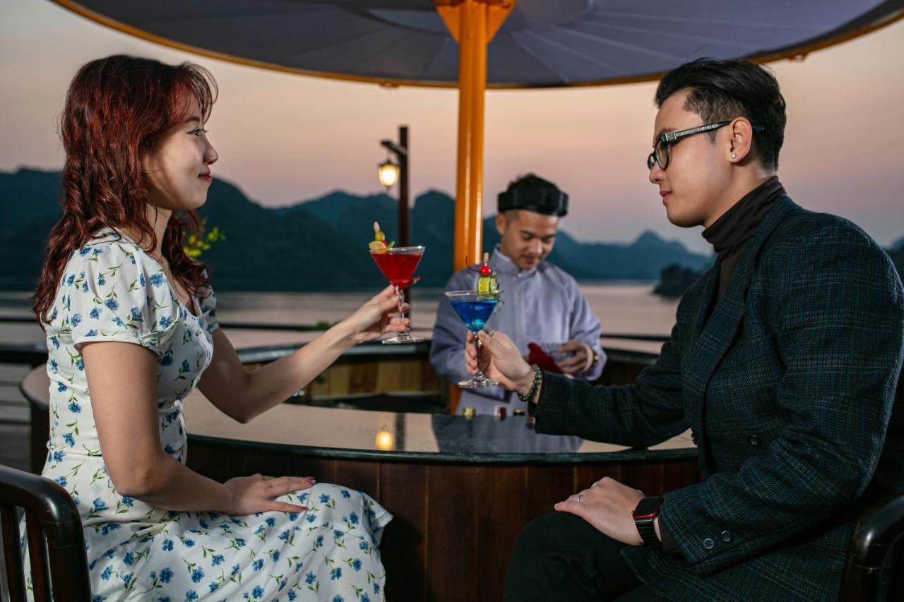 Nostalgia Halong Cruise Hotel Ха Лонг Екстериор снимка